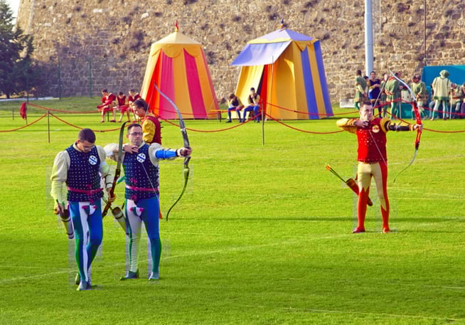 Palio de Montalcino, des hommes s’affrontent dans une compétition d'arc
