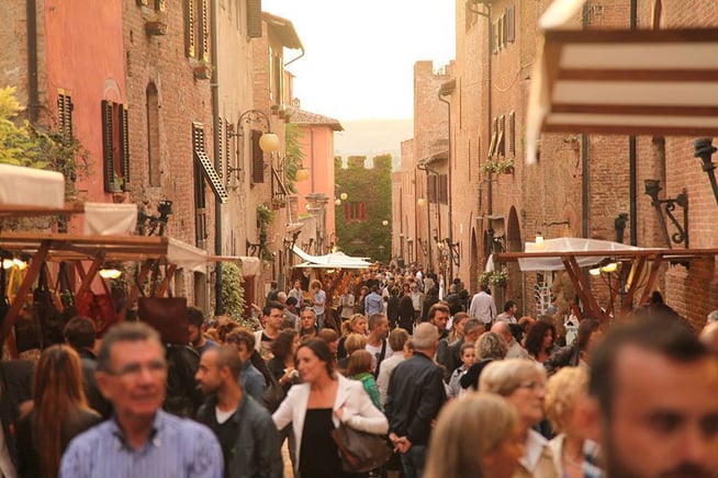 Rue typique de Toscane, bondée de monde