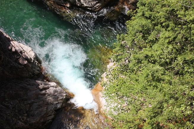 岐阜県　川浦（かおれ）渓谷　５月　山の水が川へ流れる。