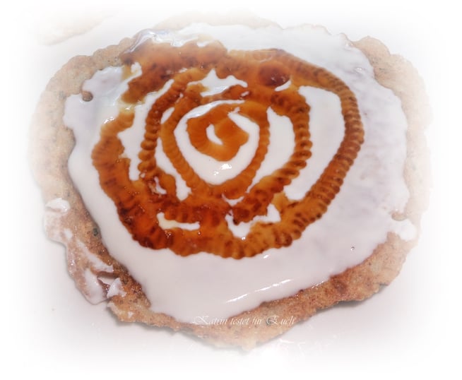 Selbstgemachter Reispuffer mit Natur Joghurt und dunklem Sirup