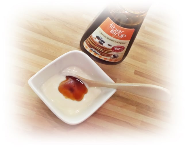 Natur - Joghurt mit dunklem Sirup