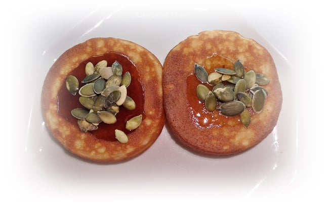 Pancake mit dunklem und hellen Sirup - mit Kürbiskernen verfeinert