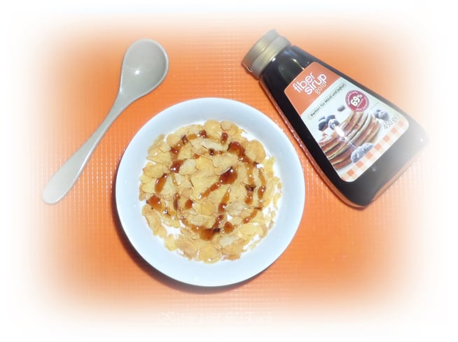 Cornflakes Frühstück mit dunklem Sirup