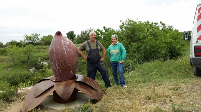 Jane Ivoire, sculptrice et Gines Aznar, ferronnier d'art devant leur oeuvre commune