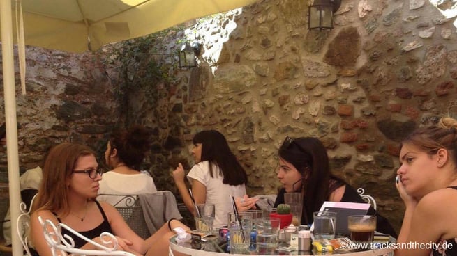 freaky finance, freaky travel, Tracks and the City, Top 5 Thessaloniki,  Modiano Markt, Menschen sitzen an Tischen, Gastronomie