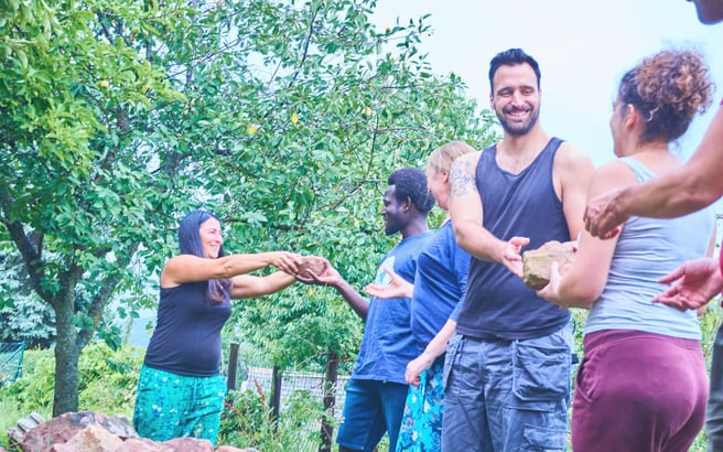 Gruppe von Menschen arbeitet gemeinsam im Garten des Mehrgenerationenhaus Heidelberg – Beispiel für gelebte Community, Ehrenamt und Beteiligung