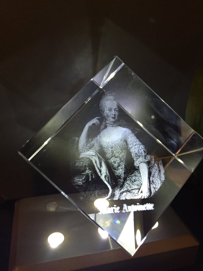 Marie-Antoinette au coeur du verre (pan coupé)