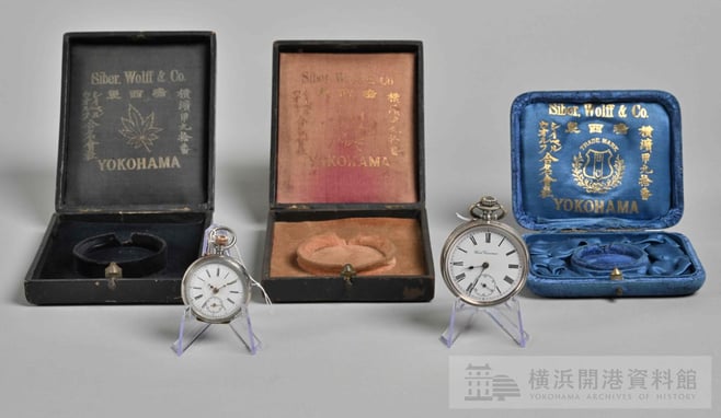 シイベル・ウォルフ商会の商館時計と収納箱　（横浜開港資料館所蔵）