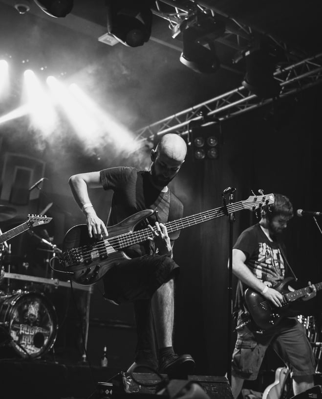 Bassist einer Metalband auf einer Konzertbühne mit Gegenlicht