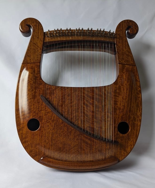 竪琴　ライアー　てるる詩の木工房　てるる　41弦　39弦　leier lyre　アーチトップ　竪琴制作・販売　最高級モデル　うたを歌う　コンサートライアー　クロマチックライアー