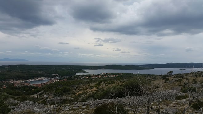 Blick auf Milna. Morgen  steht die letzte Segeletappe mit viel Wind an