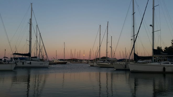 Vollmond im Hafen von Portisco alles eingeräumt