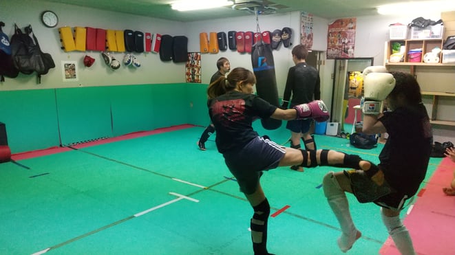 女性、中学生もキックボクシングを楽しんで練習しています。御所市からも7近いです。