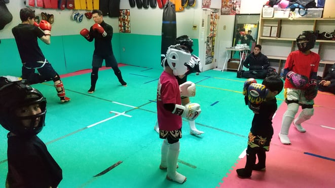 キックボクシングスパーリング（空手の組手）練習。実践的な格闘技の練習です。