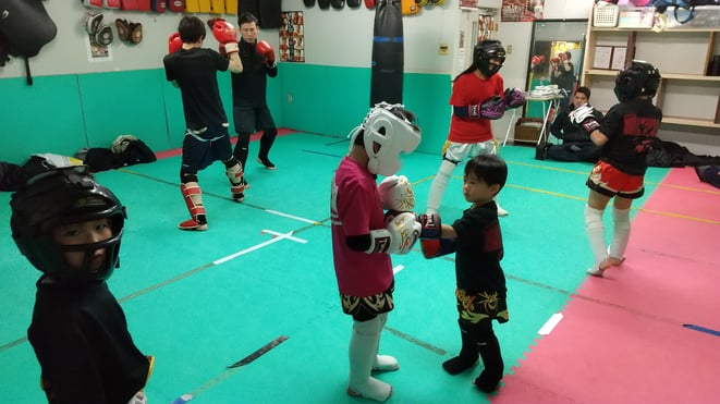 小学生からキックボクシングの練習が出来ます。teamYAMATOに体験練習来てください。