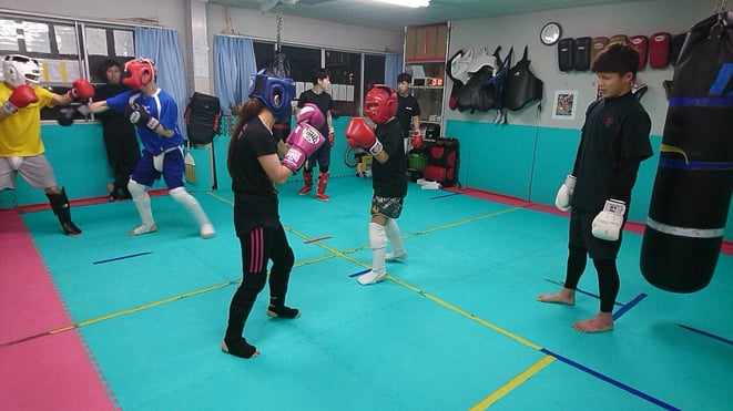 中学生、高校生、大学生、社会人、主婦も試合に向けてキックボクシングの練習してます。