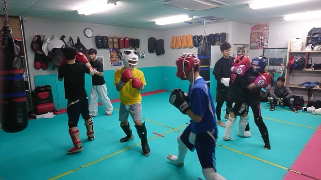 試合前のキックボクシング練習。大人の放課後。