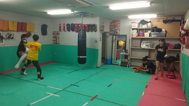 キックボクシングのスパーリング。（空手の組手）空手出身者もいます。