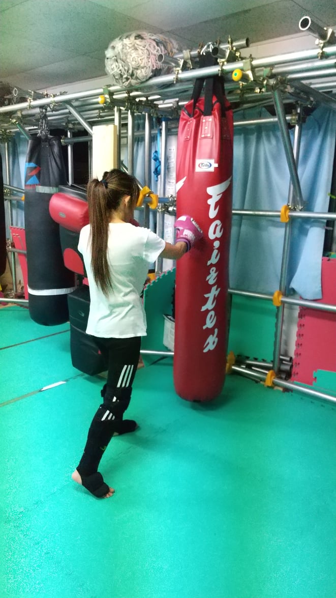 フィットネスにキックボクシングは最高です。赤のサンドバックは女性が似合う。
