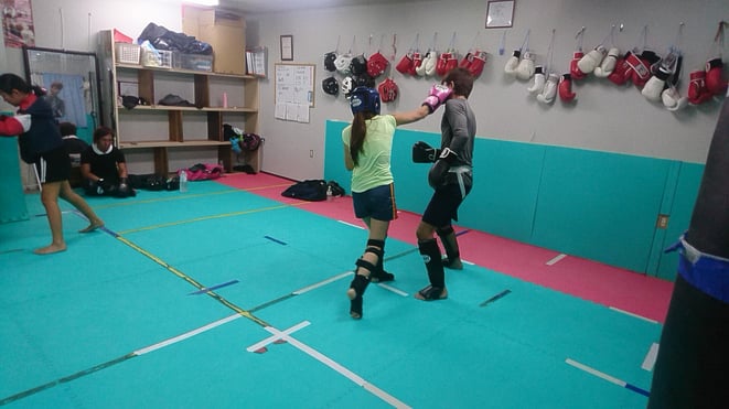 BFCの試合に向けてteamYAMATO大和高田本部の女性選手がスパーリング。