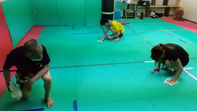 グローブ空手、キックボクシングの後は、皆で掃除。teamYAMATO大和高田本部は掃除も練習。
