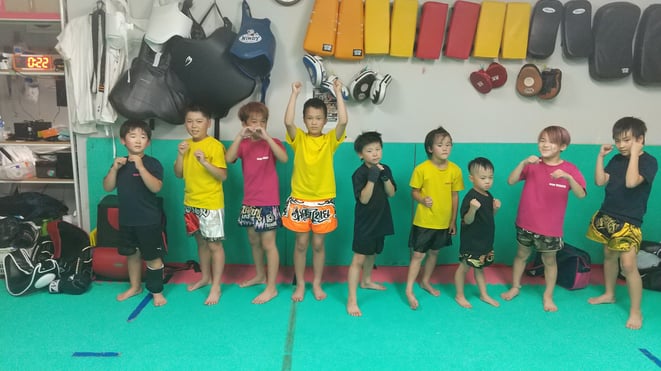 小学生のキックボクシングの選手。みんな頑張ってカラテの練習もしています。