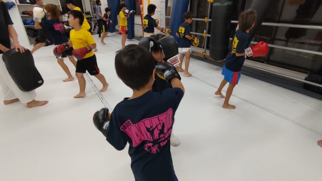 ダイエット、健康、運動、スポーツ、体力、キックボクシングは最適です。