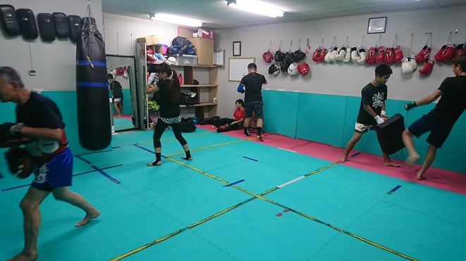 一般キックボクシングは、ローキック（空手の下段蹴り）と前蹴りの練習を重点的に。