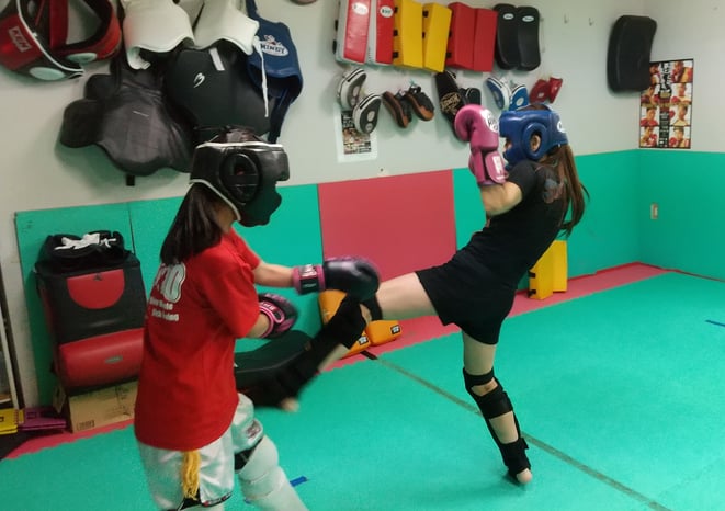 女性も頑張っています。キックボクシングのスパーリング。