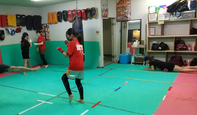 女子キックボクシングクラス。女性も安心してキックボクシングの練習が出来ます。