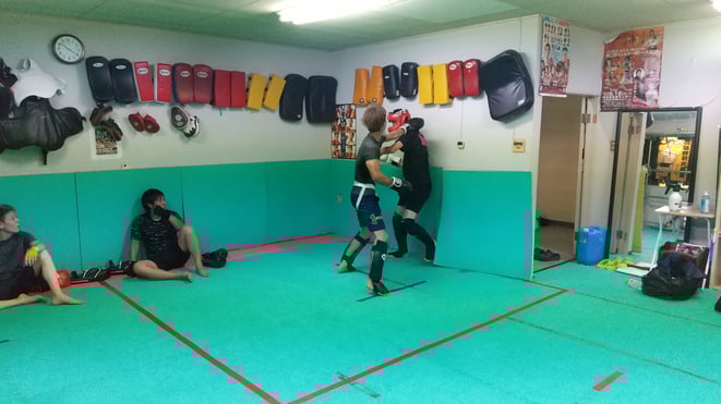 キックボクシングを楽しみましょう。ダイエット、健康維持にキックボクシングです。