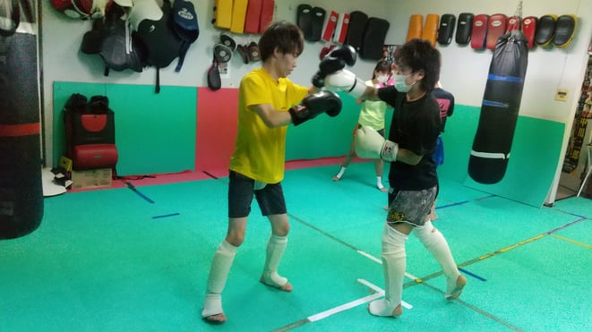 中学生と一般選手の空手練習。キックボクシング、カラテの試合に出場します。