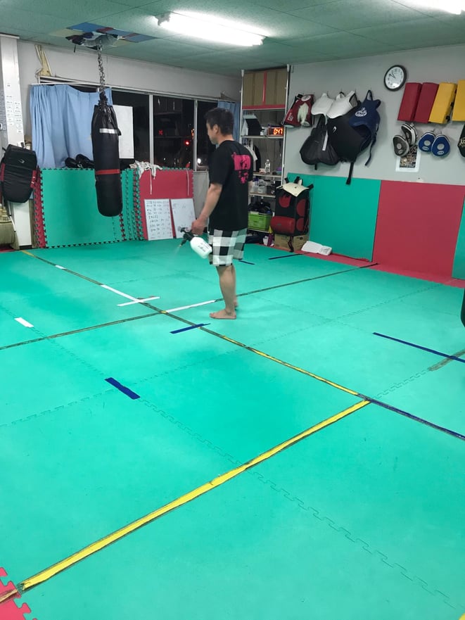 グローブ空手teamYAMATO大和高田本部のコロナ対策。消毒液で殺菌しています。