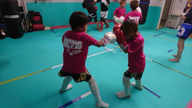 キックボクシングteamYAMATO大和高田本部ジュニア後半のディフェンス練習。