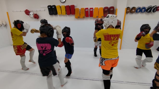 ダイエット、健康、運動、スポーツ、体力、キックボクシングは最適です。