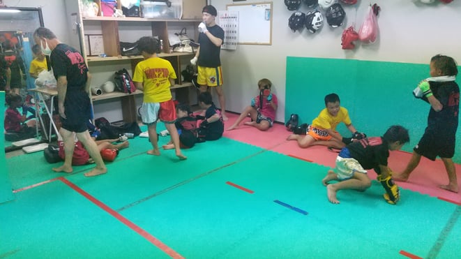 小学生が強くなるキックボクシング。体も精神もきたえます。