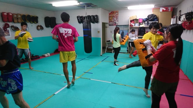 キックボクシングは女性のダイエットと健康に役立ちます。