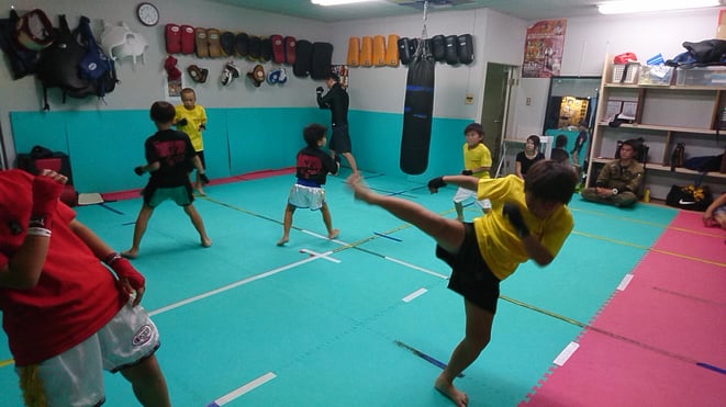 キックボクシングteamYAMATO大和高田本部の小学生前半のキックボクシング練習。