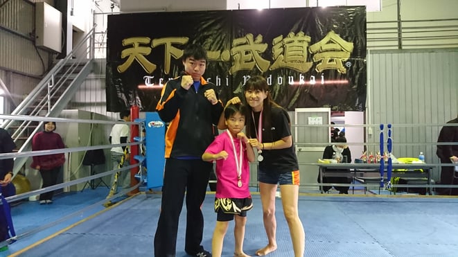 ジュニアも女性（主婦）もキックボクシングの試合を楽しんでます。