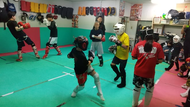 teamYAMATO大和高田本部のキックボクシング練習。小学生の男女。