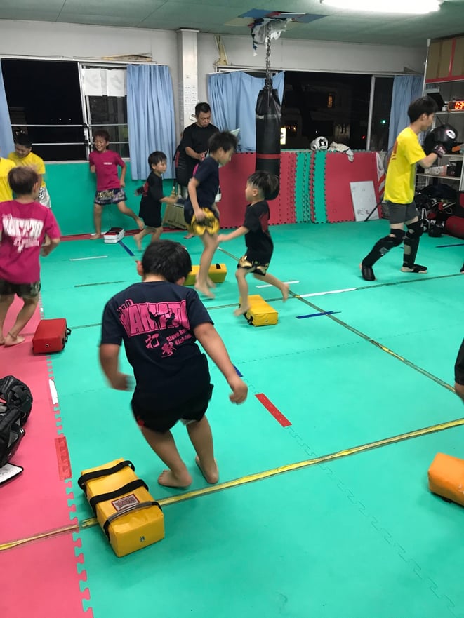 小学生、中学生、高校生、大学生、会社員、老若男女問わずグローブ空手の練習出来ます。