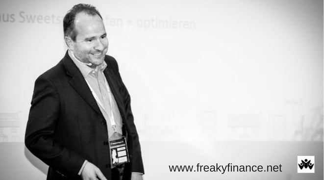 freaky finance, Interview mit Thomas Knedel Teil 2, Immobilien, Immoprneur, Immopreneur, Kongress, Mann auf einer Bühne