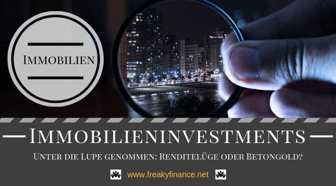 freaky fianance, Immobilien, Immobilieninvestments unter die Lupe genommen: Ein ehrlicher und ungeschönter Blick - Renditelüge oder Betongold? Lohnen sich Immobilien als Kapitalanlage? Lupe in einer Hand betrachtet Häuser in der Nacht