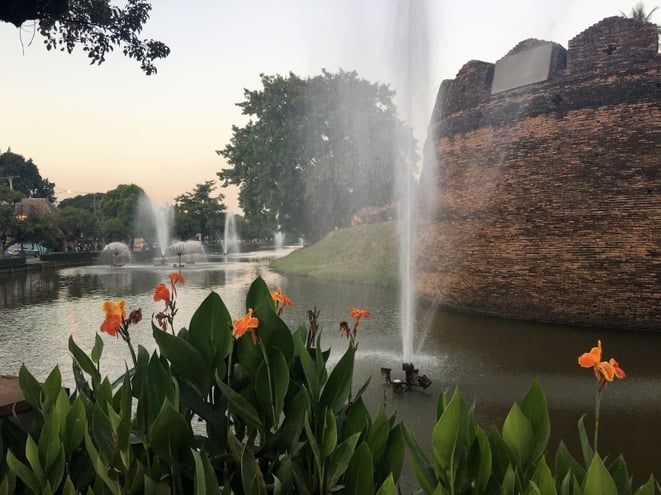 freaky finance, fraky travel, Chiang Mai, Stadtgraben, Stadtmauer, Wasserspiele