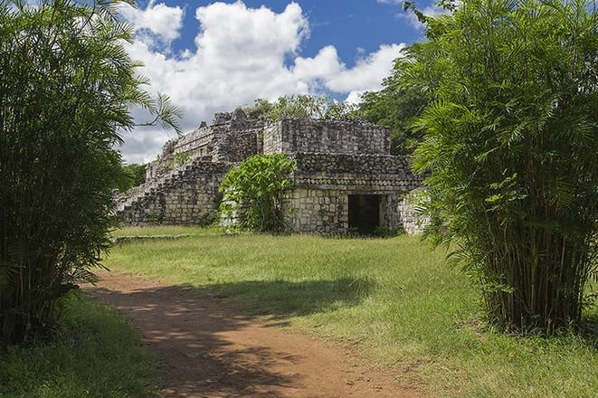 freaky finance, freaky travel, Finanzrocker, TOP 5, Ek’Balam, Mexiko, Wiese, Palmen, Dschungel, Maya, Tempel, Festung