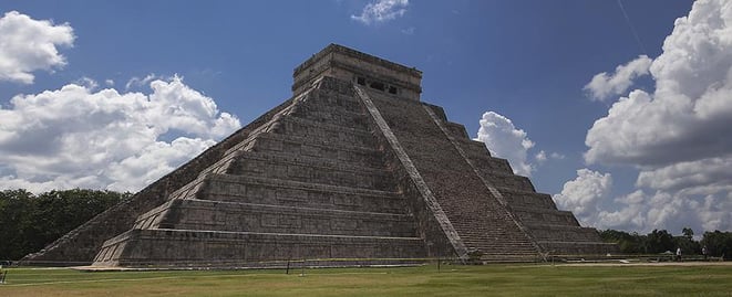 freaky finance, freaky travel, Maxim, Reisebericht, Top 5, Mexiko, Chichén Itzá, Kukulkan-Pyramide, Wolken und Gras