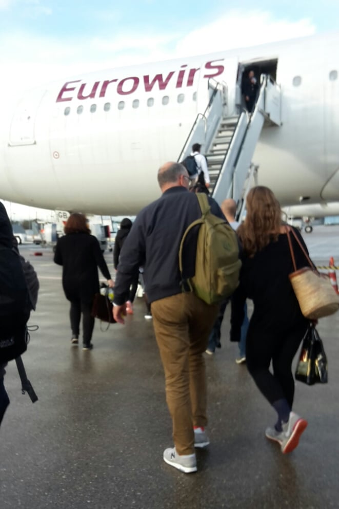 freaky finance, freaky travel, Billigflieger, Eurowings, Flugzeug, Menschen, Gangway, Einsteigen ins Flugzeug, Außenstellplatz
