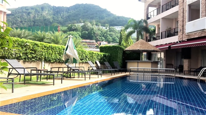 freaky finance, freaky travel, Pool, Kata Blue Sea Resort, Berge, Liegen, Phuket, Thailand