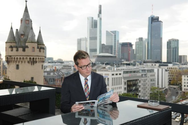 freaky finance, digitaler Wandel, Blogger, Auor, Zeitung, Lektüre, Bücher, Lesen, Skline, Stadt, lesen, studieren