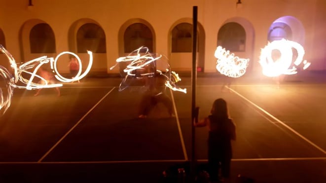 freaky travel präsentiert: Die Top 5 Tipp für deinen unvergesslichen Urlaub auf Hawaii in Amerika. Bestaune am Abend atemberaubende Feuertänze mit Fackeln